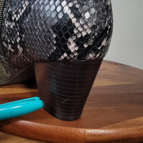 Vionic Naomi Snakeskin Olive Suede Ankle Boots Size 8 Green - Picture 11 of 14